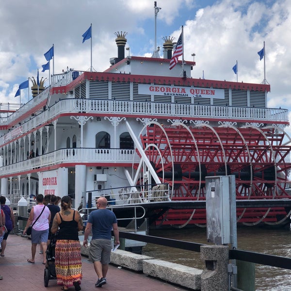 Foto tomada en Savannah&#39;s Riverboat Cruises  por TJ el 8/17/2018