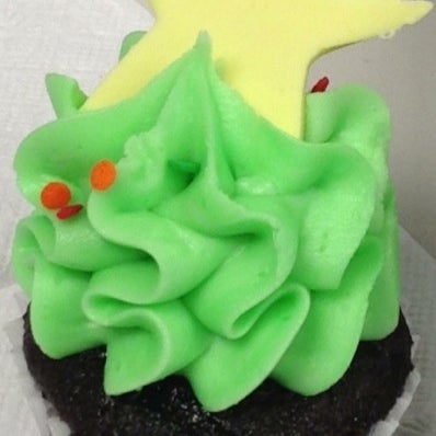 รูปภาพถ่ายที่ Gigi&#39;s Cupcakes โดย TJ เมื่อ 12/13/2012