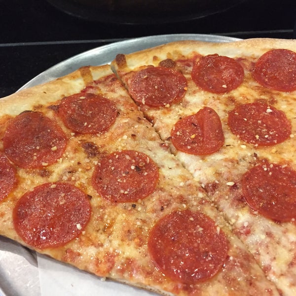 Снимок сделан в Vinny&#39;s NY Pizza пользователем TJ 4/6/2015