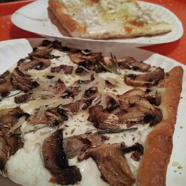 Foto diambil di Nonna&#39;s L.E.S. Pizzeria oleh Terence K. pada 10/2/2015