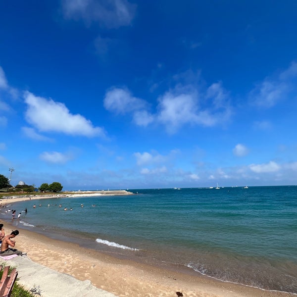 Chicago's 12th Street Beach, a narrow strip of beach just south of the  city's Museum Campus provides relief from summer heat. Chicago, Illinois,  USA Stock Photo - Alamy