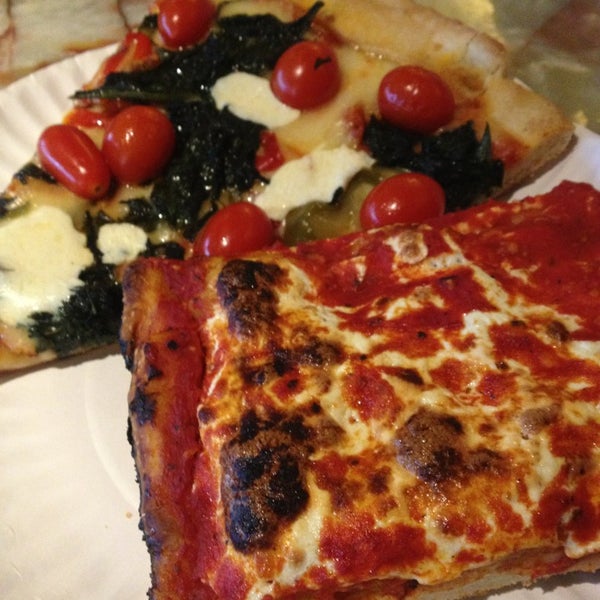 Foto tirada no(a) Uncle Paul&#39;s Pizza por Aaron B. em 7/21/2013