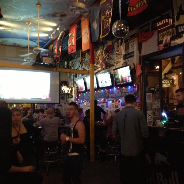 Foto tomada en Nellie&#39;s Sports Bar  por Aaron B. el 5/11/2013