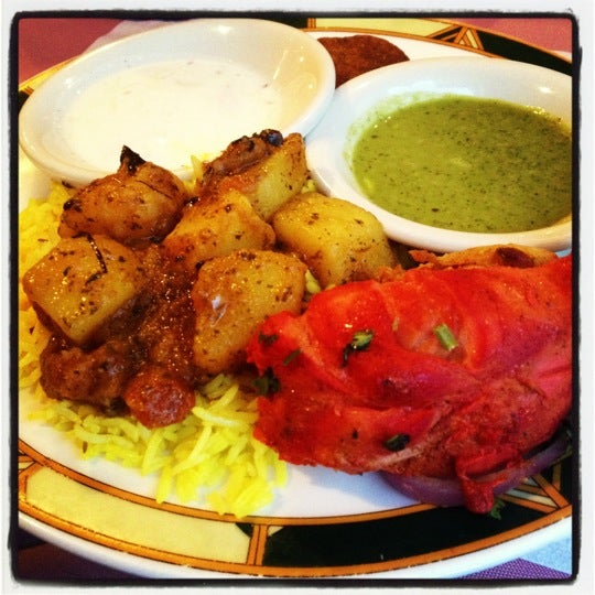 10/16/2012 tarihinde Aaron B.ziyaretçi tarafından Jaipur Royal Indian Cuisine'de çekilen fotoğraf