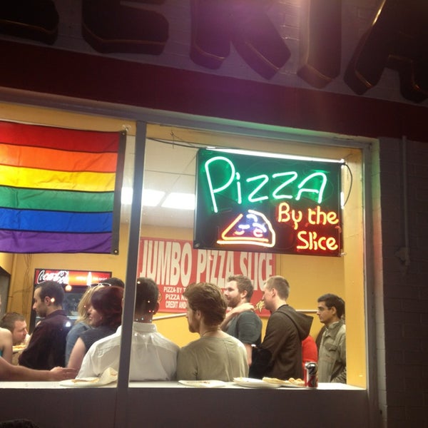 Das Foto wurde bei Kouzina Angelinas Pizzeria - Shaw DC von Aaron B. am 4/21/2013 aufgenommen