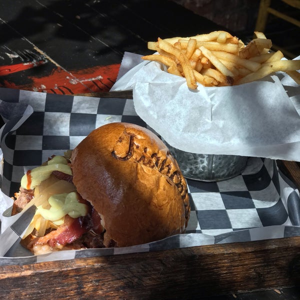 Foto diambil di Juanchi&#39;s Burger oleh Billy S. pada 4/4/2019