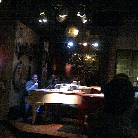 รูปภาพถ่ายที่ Jolly&#39;s American Beer Bar &amp; Dueling Pianos โดย Sunny Y. เมื่อ 3/31/2013