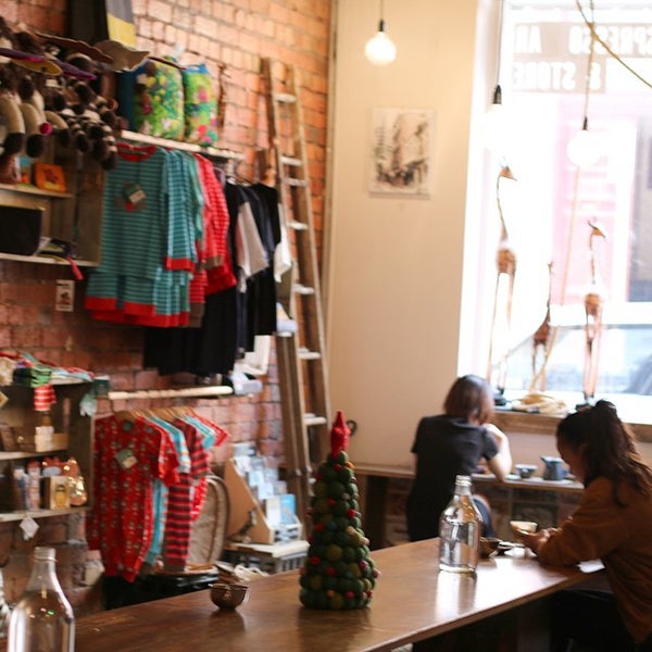 11/30/2014 tarihinde Revziyaretçi tarafından 2Pocket Fairtrade Espresso Bar and Store'de çekilen fotoğraf
