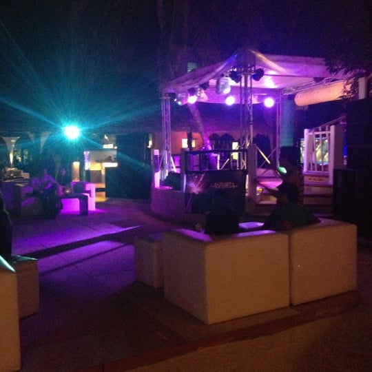Foto diambil di Coco Maya Beach &amp; Night Club oleh Phoebe L. pada 11/3/2012