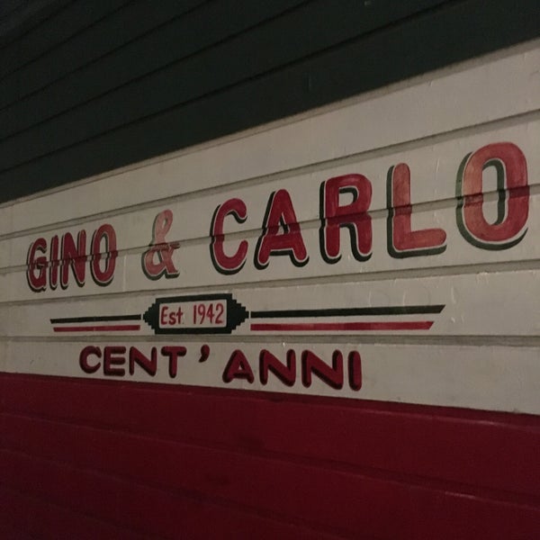 รูปภาพถ่ายที่ Gino &amp; Carlo Cocktail Lounge โดย Adam S. เมื่อ 7/14/2017