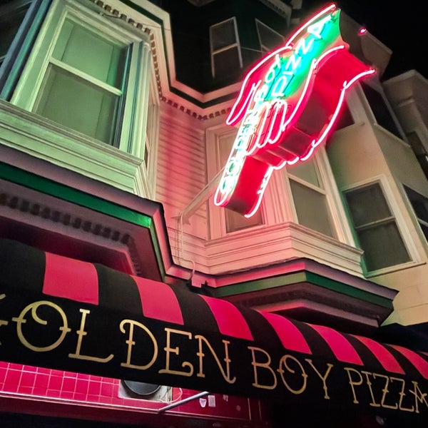 Foto scattata a Golden Boy Pizza da Adam S. il 1/25/2022