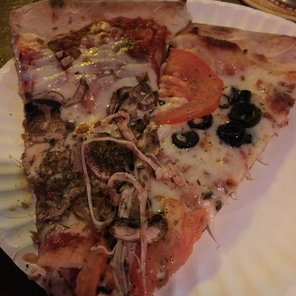 Foto tirada no(a) Victor&#39;s Pizza por Adam S. em 11/3/2016