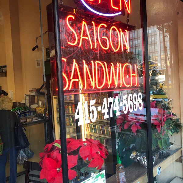 รูปภาพถ่ายที่ Saigon Sandwich โดย Adam S. เมื่อ 1/2/2019