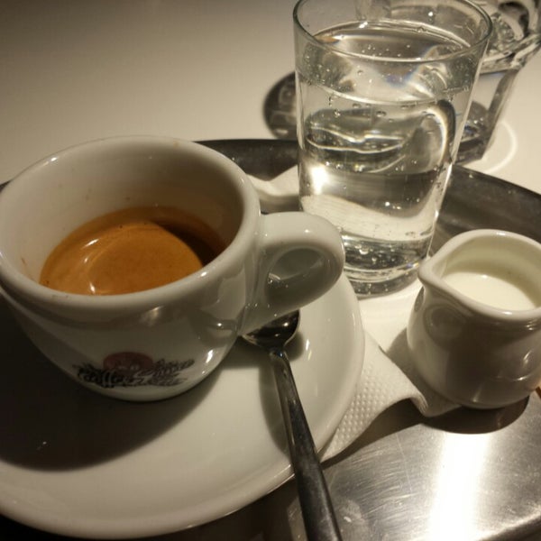 Velmi dobre espresso a maji zde i denni polevku...Prijemna obsluha,vrele dopirucuji :)