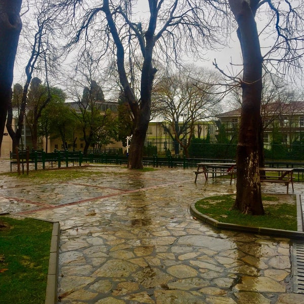 Das Foto wurde bei Üsküdar Amerikan Lisesi von Doğuş K. am 12/29/2016 aufgenommen