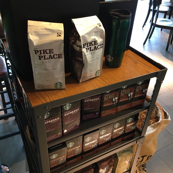 Foto diambil di Starbucks oleh Ruud K. pada 8/11/2017