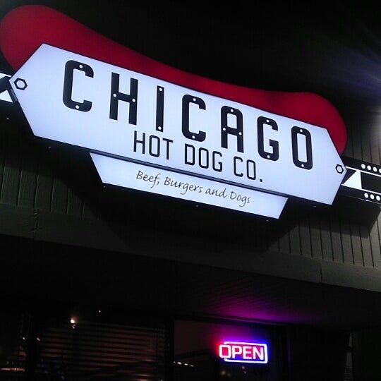4/4/2013 tarihinde Mark M.ziyaretçi tarafından Chicago Hot Dog Co.'de çekilen fotoğraf