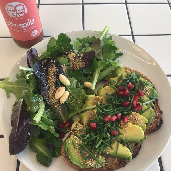 Healthy homemade food (sandwiches, soups, fresh juices) in a trendy setting. Worth venturing out to an ugly office 'hood in Vilvoorde for. Avocado toast could be on thinner bread & lacks punch though.