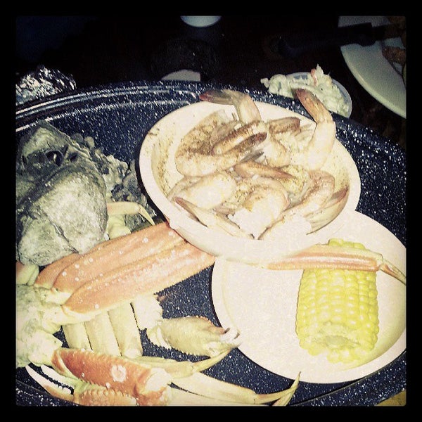 Foto diambil di Bimini&#39;s Oyster Bar and Seafood Cafe oleh Athena S. pada 6/19/2013