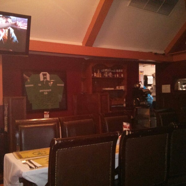 Foto diambil di Lilly O&#39;Brien&#39;s Bar &amp; Restaurant oleh Edward B. pada 9/14/2013