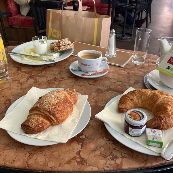 Das Foto wurde bei Café Eiles von Helen V. am 9/3/2020 aufgenommen