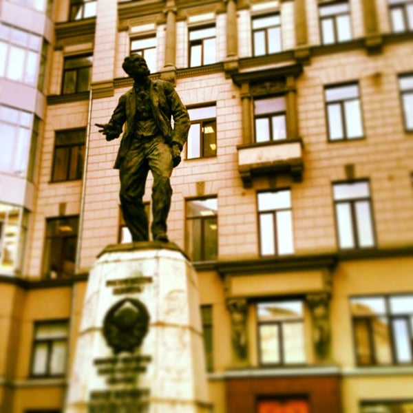 Памятник воровскому в москве