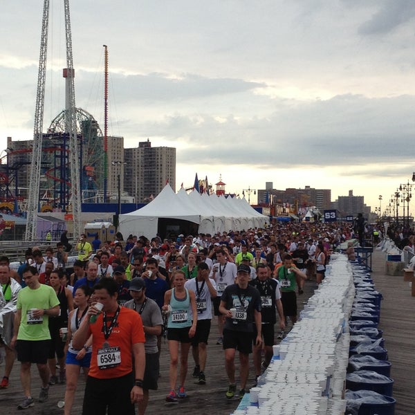 Foto tomada en Coney Island Beach &amp; Boardwalk  por Jessica J. el 5/18/2013