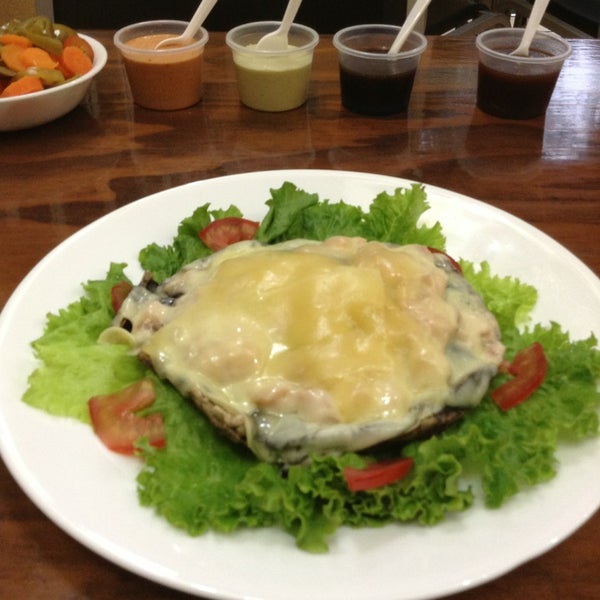 7/17/2013에 Monz M.님이 Fast &amp; Fresh에서 찍은 사진