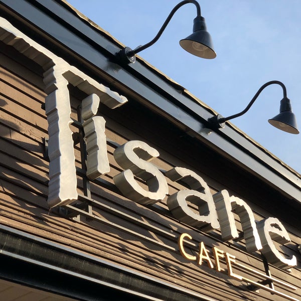 Das Foto wurde bei Tisane Euro Asian Cafe von Angela W. am 5/14/2018 aufgenommen