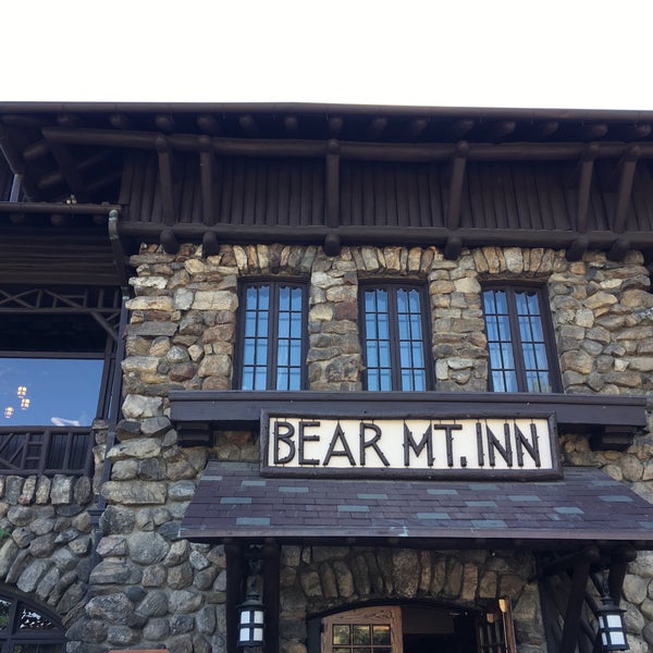 Foto tirada no(a) Bear Mountain Inn por Angela W. em 6/25/2017