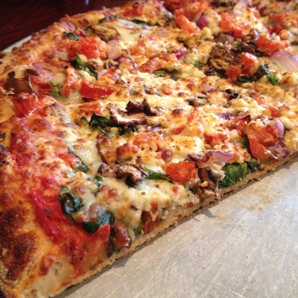 Foto tirada no(a) Glass Nickel Pizza Co. - Madison East por Angela W. em 6/4/2013