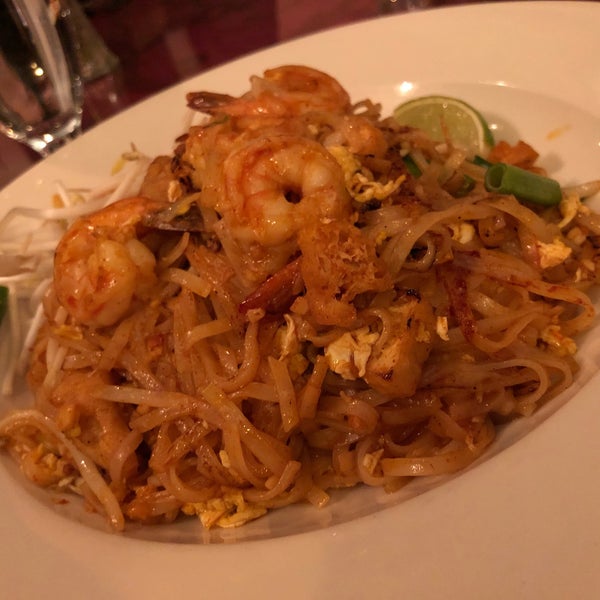 Photo taken at Sukhothai Restaurant by Angela W. on 11/10/2018