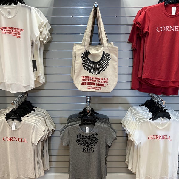 Foto tirada no(a) The Cornell Store por Angela W. em 10/12/2021