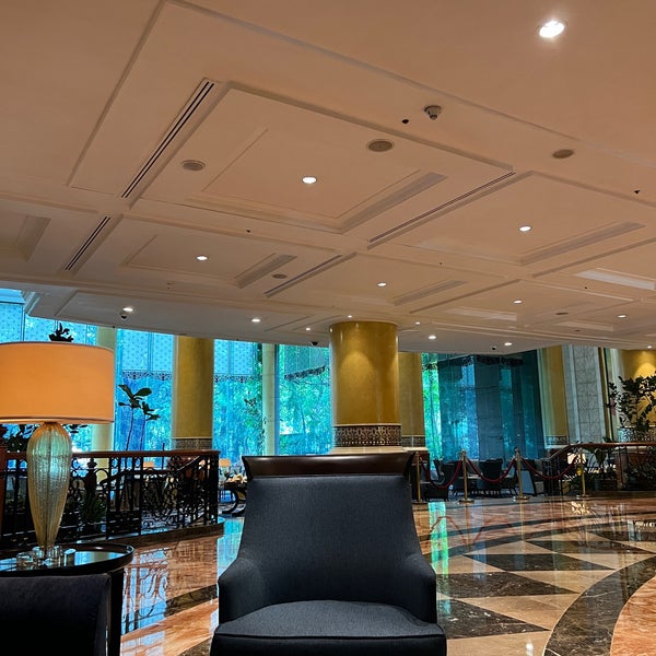 Foto tirada no(a) Lobby Lounge at Makati Shangri-La por Dan G. em 12/27/2023