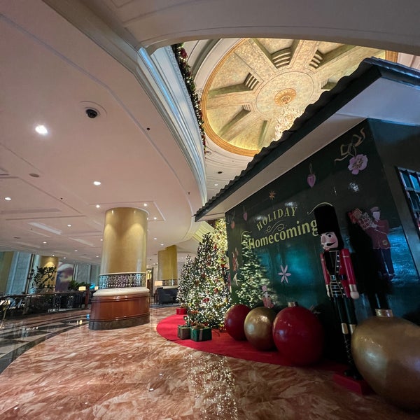Photo taken at Lobby Lounge at Makati Shangri-La by Dan G. on 12/27/2023