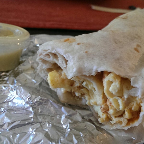 Foto tirada no(a) Super Burrito por Jeremy C. em 11/26/2014