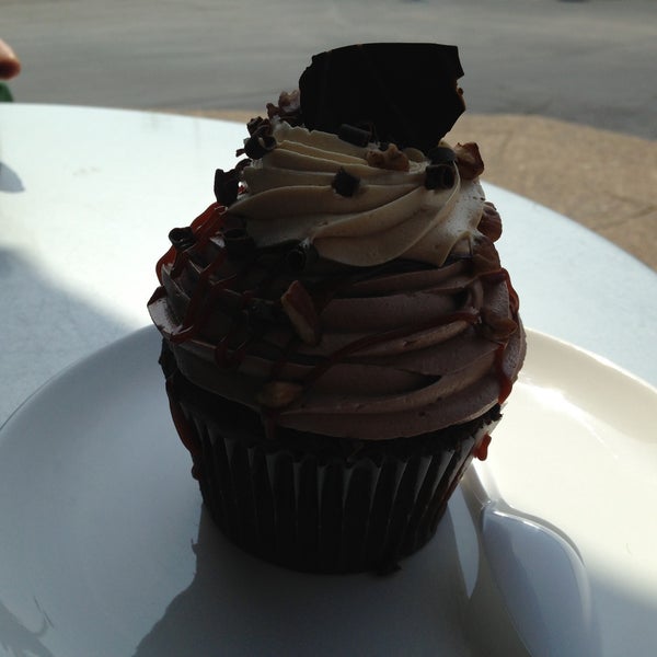 4/17/2013에 Sue M.님이 Jilly&#39;s Cupcake Bar &amp; Cafe에서 찍은 사진