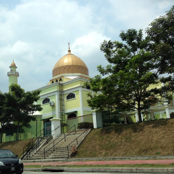 Masjid Kuning Kota Damansara : Masjid ini dibangun tahun 1442 oleh