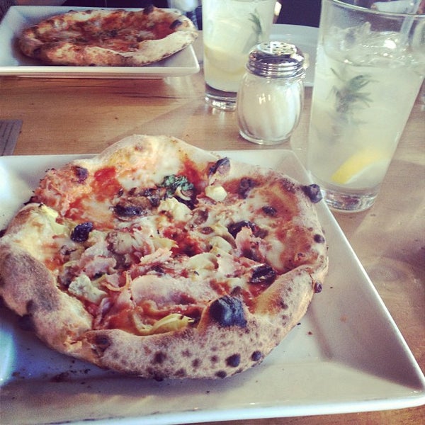 Photo taken at Tutta Bella Neapolitan Pizzeria by minniemon on 2/7/2013