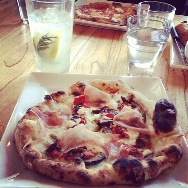 Photo taken at Tutta Bella Neapolitan Pizzeria by minniemon on 3/29/2013