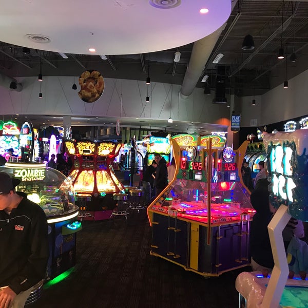 Photo taken at Dave &amp; Buster&#39;s by Daniela S. on 1/2/2018