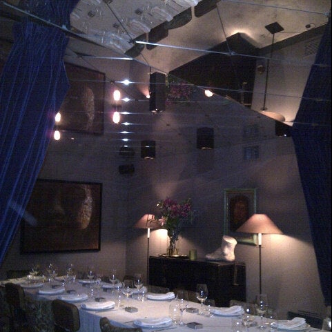 Photo prise au Dime Showroom, Restaurant &amp; Club par Bruno C. le10/17/2012