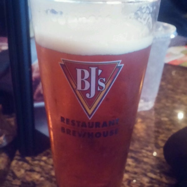Photo taken at BJ&#39;s Restaurant &amp; Brewhouse by Lup on 2/19/2017