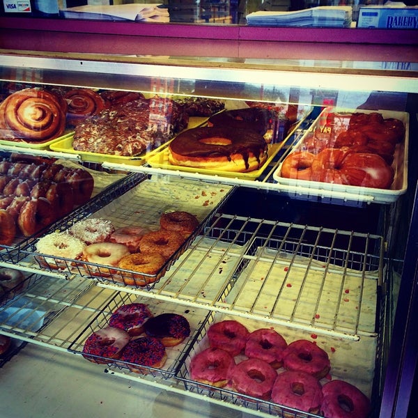 Foto diambil di Dat Donut oleh Jose &quot;JR&quot; V. pada 6/28/2014