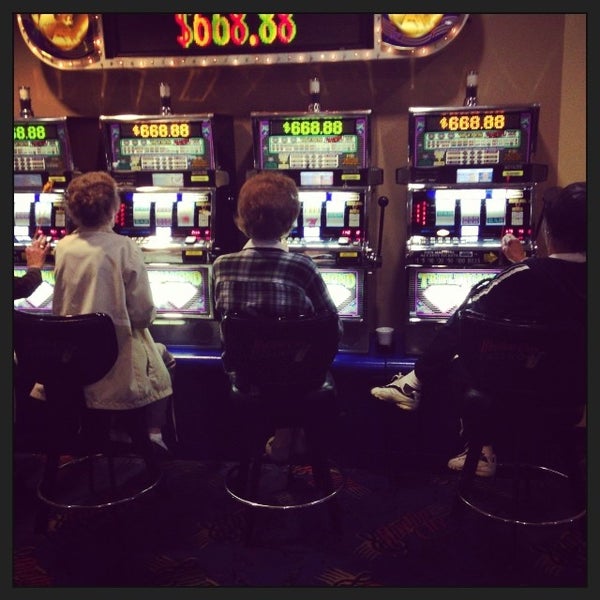 Снимок сделан в Rhythm City Casino пользователем Jose &quot;JR&quot; V. 10/9/2013