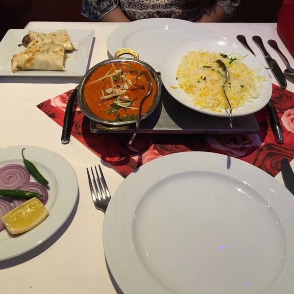 I recommend chicken dishes, butter naan and mango lassi. Ambience is very nice. Service is very good, led by a guy named Raja. Great hospitality and great food, in prime location outside Nürnberg Hbf.