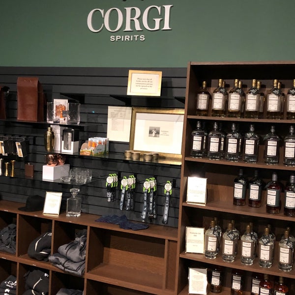 Foto tirada no(a) Corgi Spirits at The Jersey City Distillery por Adam R. em 11/3/2019