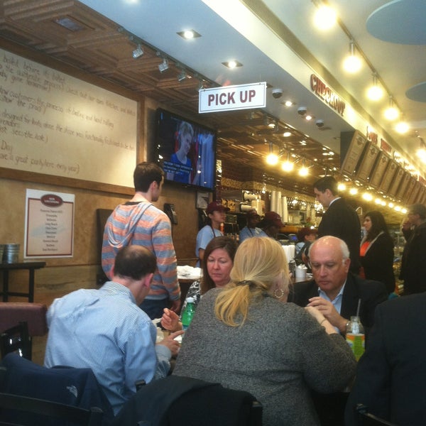 4/17/2013 tarihinde Adam R.ziyaretçi tarafından Long Island Bagel Cafe'de çekilen fotoğraf