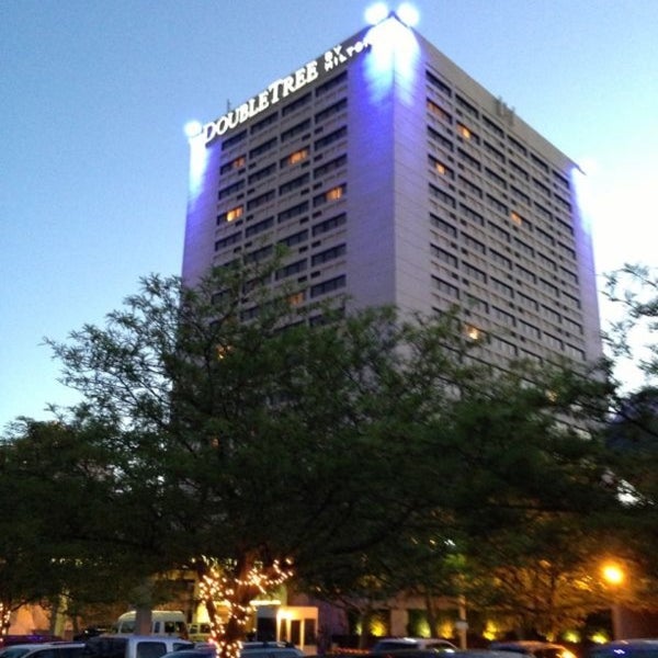Foto diambil di DoubleTree by Hilton Hotel Albuquerque oleh Tatiana G. pada 5/4/2013