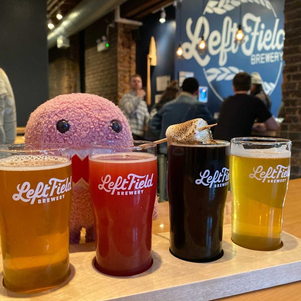 รูปภาพถ่ายที่ Left Field Brewery โดย Tom K. เมื่อ 12/31/2019